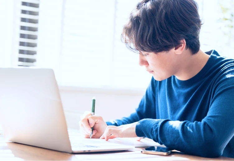 動画でセミナー研修を受けている様子